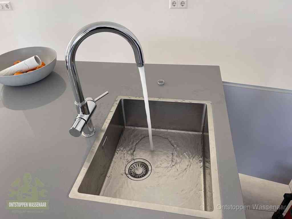 Een vrij doorstromende rvs spoelbak waar het water moeiteloos wegloopt, het resultaat van slim onderhoud dat geld bespaart in Wassenaar