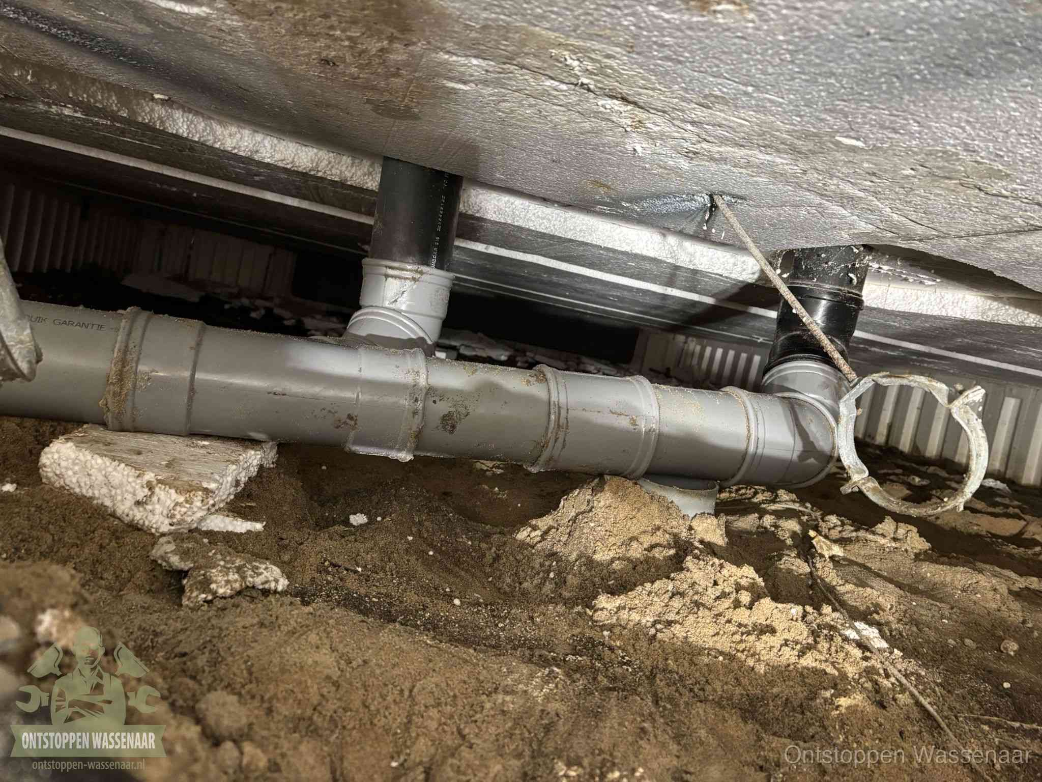 PVC-buizen in de kruipruimte van een gemengd of gescheiden rioolstelsel in Wassenaar
