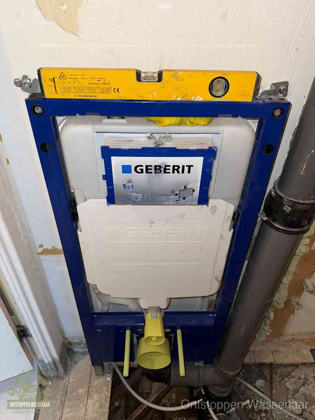 Een Geberit inbouwreservoir met frame voor een hangtoilet tegen de wand, met de afvoerbocht naar de vloer, kenmerkend voor een verstopt hangtoilet in Wassenaar