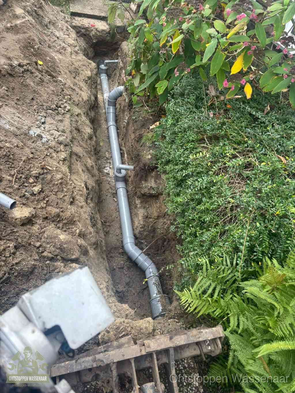 Open sleuf met nieuwe PVC-buizen, riool repareren en vervangen in Wassenaar