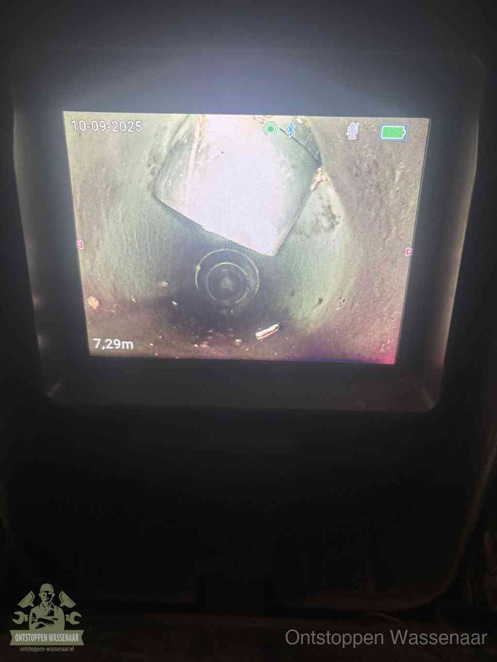 Camerabeeld van een verzakte rioolbuis diep onder de grond, een rioolverzakking in Wassenaar