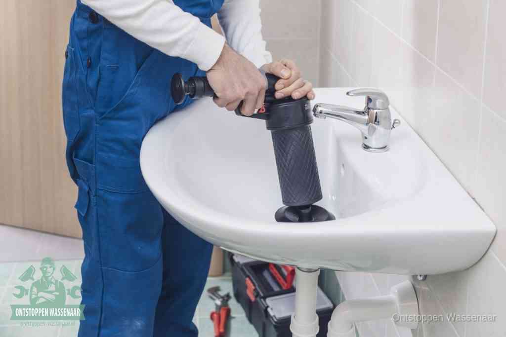 Een te ruwe doe-het-zelf poging met een hand-pomp op de afvoer van een badkamer-wastafel, een van de veelgemaakte fouten bij afvoer ontstoppen in Wassenaar